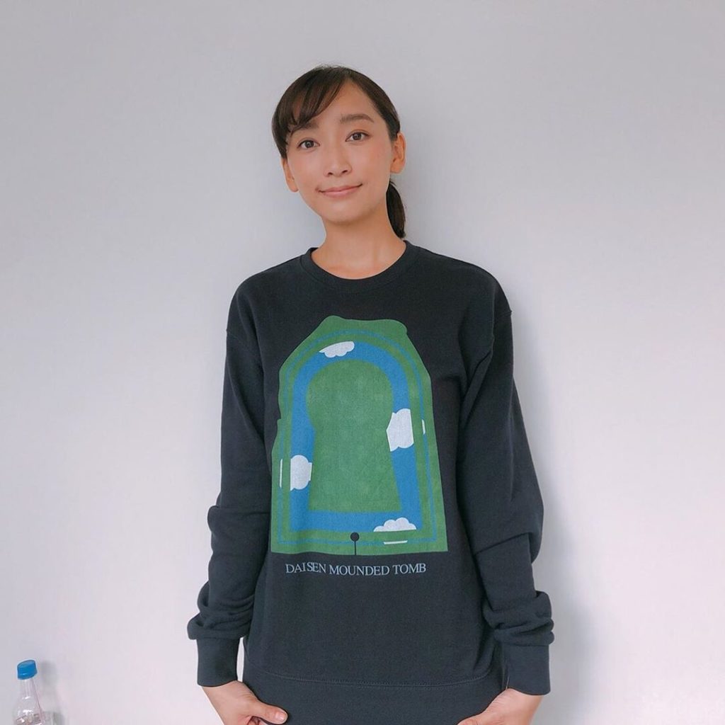 あさって放送の最終回で、鐘子(#杏)が着ているご当地トレーナーを一足お先に公開﻿
こちらは“大山古墳”のご当地トレーナー。なかなか渋いチョイスですが、鐘子らしい...