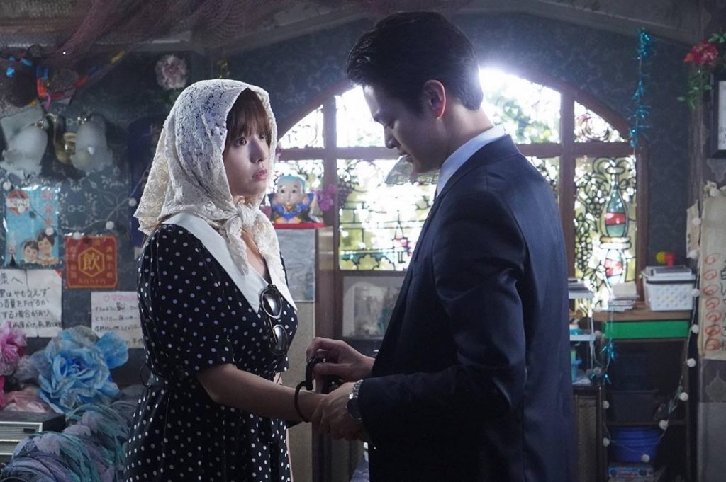 【第9話あらすじ】﻿
﻿
第8話で和馬に手錠をかけられた華。﻿
﻿
そして、和馬は祈願の捜査一課へ移動となる。﻿
﻿
﻿
︎︎︎物語は１年後…﻿
﻿
和馬はエミ...