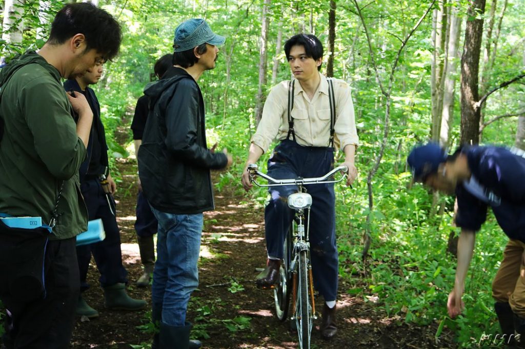 今年の夏に行われた北海道ロケには吉沢亮さんも参加。真剣に監督の話を聞き、本番後すぐカメラの前で真剣にカメラチェックをしていました。
⠀⠀
#朝ドラ #なつぞら ...