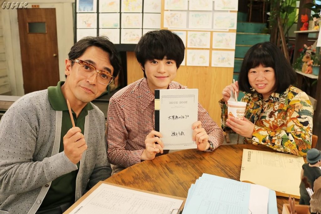 マコプロ新メンバーの3ショット。制作進行・石沢さん（#大野泰広）と町田くん（#鈴鹿央士）。そして、まんぷくヌードル”を食べていた動画チェックの立山さん（#伊藤修...