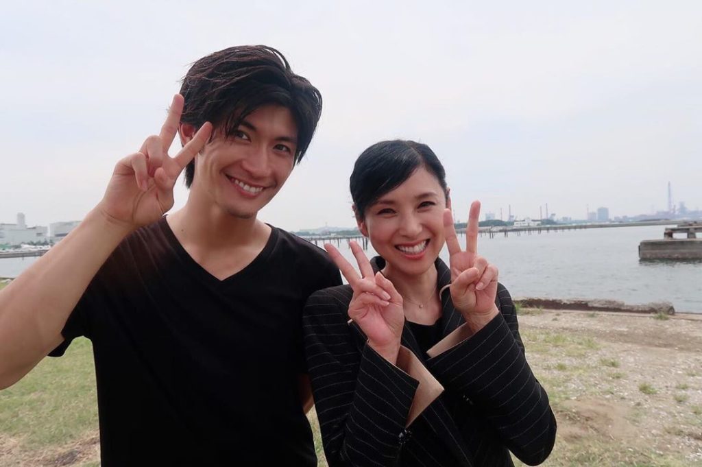 9話まであと1時間
.
春馬さん憧れの黒木瞳さんと今作で初共演
9話にしてやっとお芝居するシーンの撮影が！
緊迫感のあるシーンでしたが、撮影終わりに
「逃亡犯v...