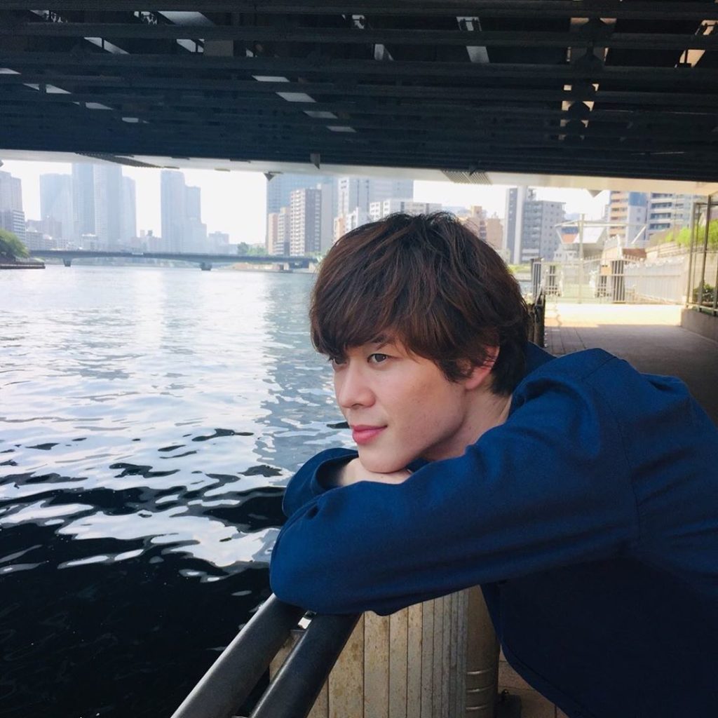 今夜放送最終回﻿
川辺でたそがれる #宮沢氷魚 さん﻿
この日はと〜っても暑かったのですが、そんなことは微塵も感じさせない爽やかさ﻿
涼しげJYOBANNOに癒...