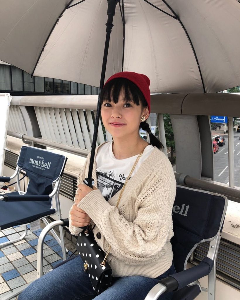 NTV-Gisouhurin-偽装不倫: 今夜放送第9話のオフショット
スペイン料理屋“HolaHola”のアルバイト・恵梨香(#夏子)が、お店を飛び出しロケへ。
日傘をさして待機中の姿をパシャ… 今夜放送第9話のオフショット
スペイン料理屋“HolaHola”のアルバイト・恵梨香(#夏子)が、お店を飛び出しロケへ。
日傘をさして待機中の姿をパシャ...