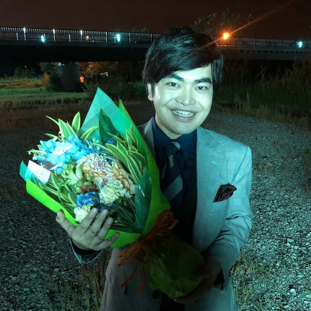 未公開オフショット﻿
﻿
巻栄一役 #加藤諒 さんの﻿
クランクアップの写真です﻿
最後は河原でのあの！シーンでした﻿
犯人感満載でしたので﻿
このタイミングで...