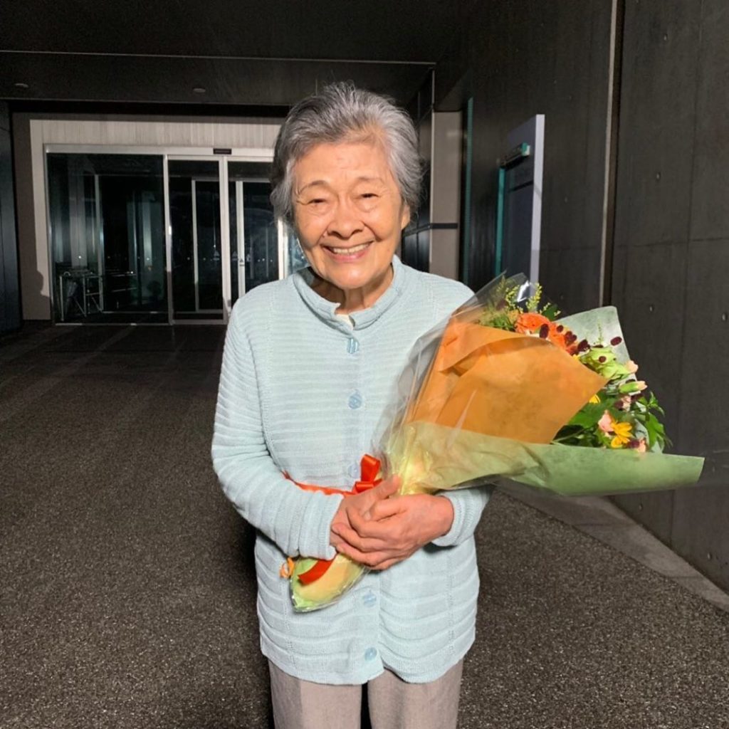 ・
クランクアップ写真、本日のラストはこちら
・
#大方斐紗子
#素晴らしいお芝居で最後まであな番を盛り上げて下さった大方さん
#ラストシーンは深夜の屋上で
#...