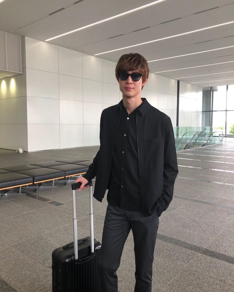 昨日アップした丈(#宮沢氷魚)のSP動画‬「“空港にスター来日ごっこ”やってみました(笑)」の撮影時、写真も撮りました﻿
モデルモードJYOBANNO降臨﻿
ど...