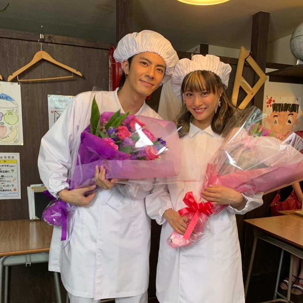 ・
あな番今夜最終回
本日のクランクアップ写真3枚目はこちら
・
#大友花恋
#中尾暢樹
#オシャレ番長の2人のラスト衣装は
#まさかの給食着w
#シンイーと西...