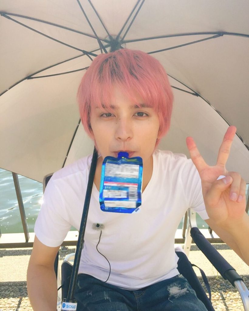 明日放送最終回‬﻿
最終回のとあるロケ現場にて﻿
#仲間由紀恵 さんからの差し入れのアイスを食べる #瀬戸利樹 さん。この日はとても暑い日だったのですが、冷たい...