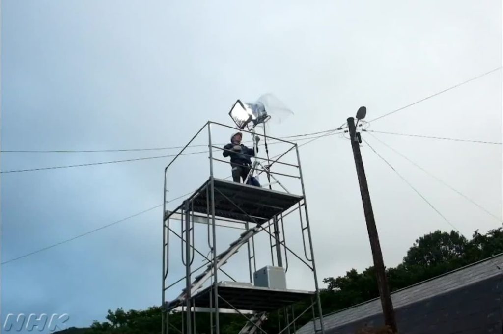 北海道で撮影した嵐のシーンのメイキング。照明チームは雷を準備。スタッフもカッパを着て撮影に臨みました。

#朝ドラ #なつぞら #広瀬すず #草刈正雄...