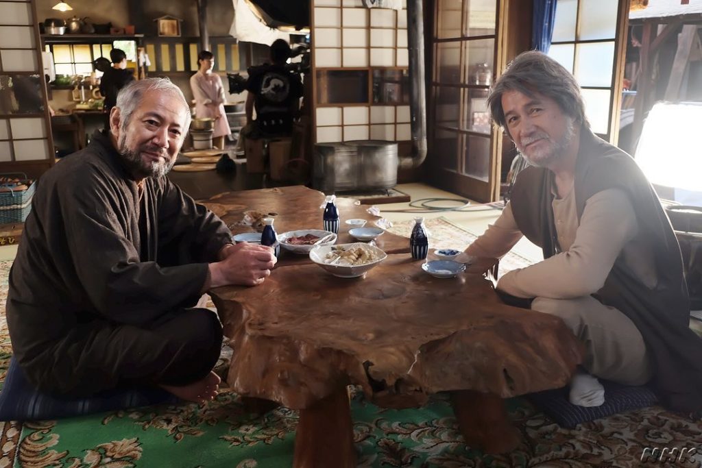 この日は、泰樹さんと弥市郎さんが撮影の合間にずっとお話しをしていました。なかなかゆっくり共演するシーンがなかったお2人。記念にパチリ。

#朝ドラ #なつぞら ...