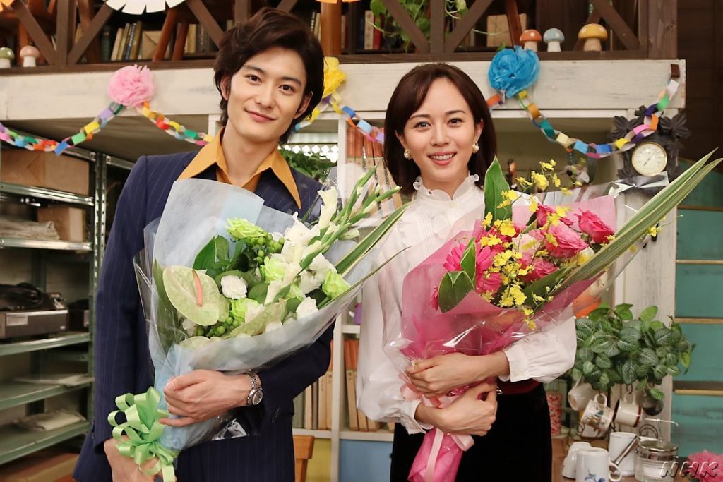 咲太郎役・ #岡田将生 さん、マダムこと光子役・ #比嘉愛未 さんのクランクアップはマコプロで。この日は岡田将生さんの誕生日もみんなでお祝い。なっちゃんと咲ちゃ...