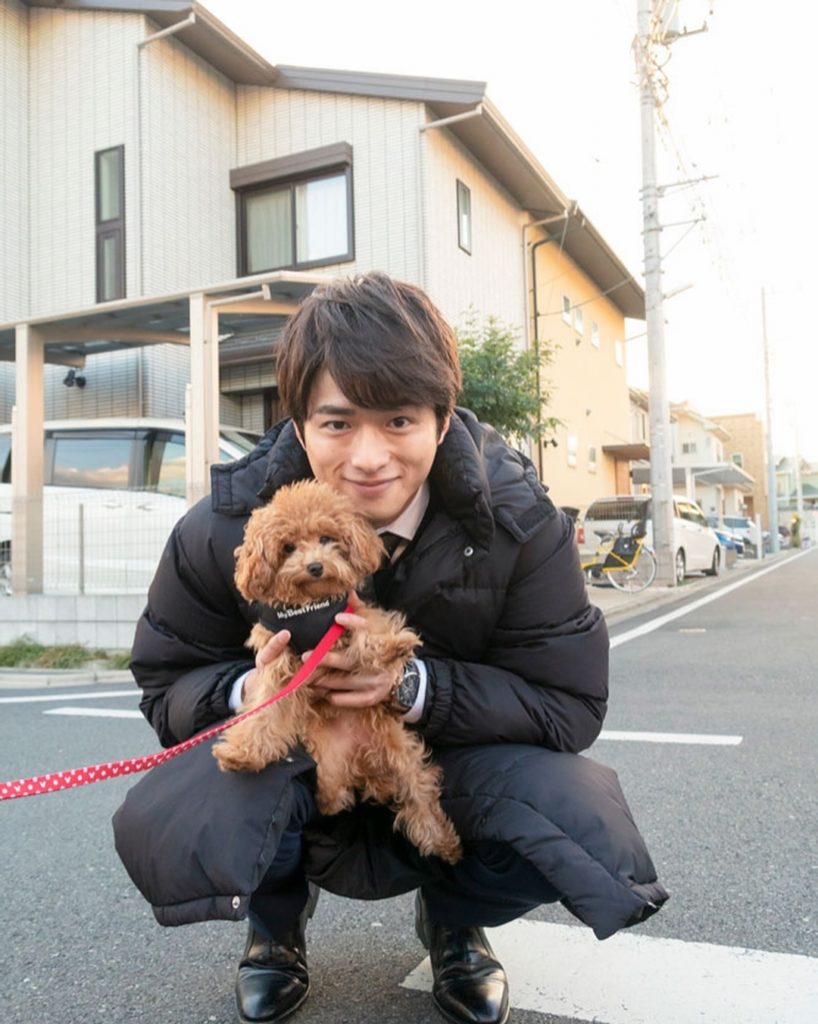 #僕まだ オフショット写真 
今日は＃9でとあるシーン撮影のために御手洗家に来ていた白洲さんと、突然の来訪者（犬？）とっても可愛いティーカッププードルとの写真た...
