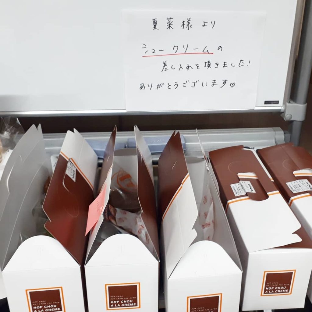 現場では、第一部に引き続き第二部でもご出演の夏菜さまより差し入れいただきました！

夏菜さんのお気に入りのシュークリームなんだそうです #リカ #東海テレビ #...