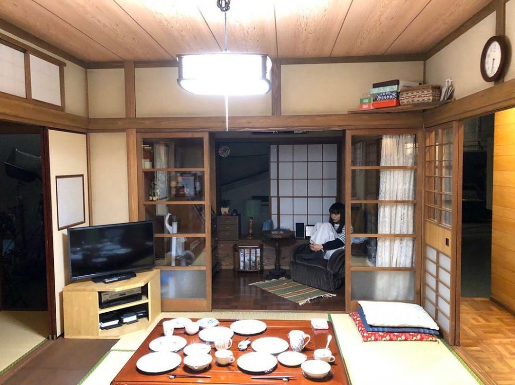 今夜10時から、第八話の放送です

ちょこんと座る春海シリーズ 第２弾
岸辺家の書斎、マッサージチェア編
2枚目はストレッチ中の春海をパシャリ光司さんがよく座っ...
