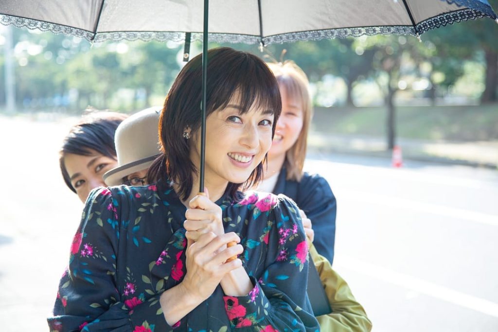 日差しの強い中でも撮影は進みます 皆で日傘をさして対策万全です 現場はいつも明るい雰囲気

#リカ #東海テレビ #フジテレビ #オトナの土ドラ #高岡早紀 #...