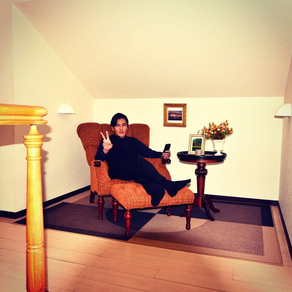 くつろぎながらインスタライブな御子柴せんせー。ここ、次の事件の現場ですよーw
#オトナの土ドラ
#悪魔の弁護人
#要潤...