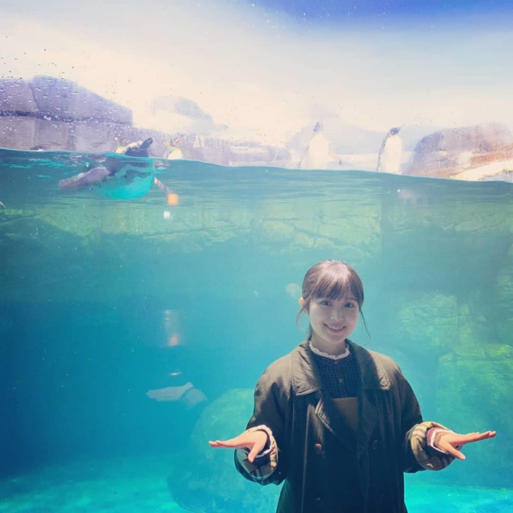 #パパ恋　第５話は　#おっさンバ！　メインのシーンとなる水族館でペンギンポーズのトモさんをパチリ！
#福本莉子
#オトナの土ドラ
#パパがも一度恋をした
#小澤...