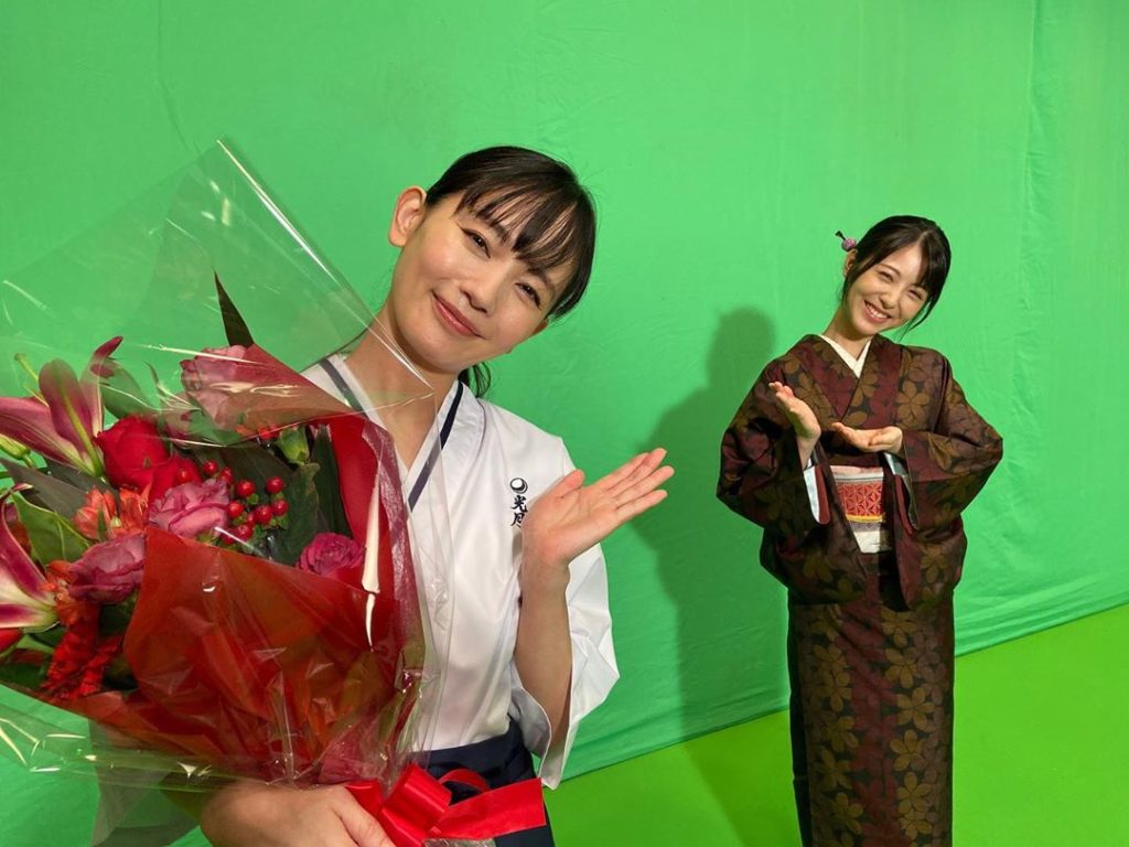 ﻿
‪クランクアップ写真2枚目はこちら‬﻿
﻿
‪#ゆりさんは奇跡の母娘共演シーンでアップ‬﻿
‪#そして‬﻿
‪#まさに両手に花の伸之さん‬﻿
‪#見ごたえし...
