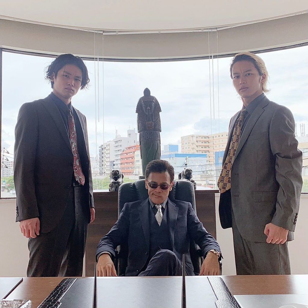 押忍極道感満載のお写真到着〜！物語に度々登場する大城山組のメンバー。

組長・大城山役の #橋本じゅん さんと
組員・井田役の #中川大輔 さんと岡野役の #片...