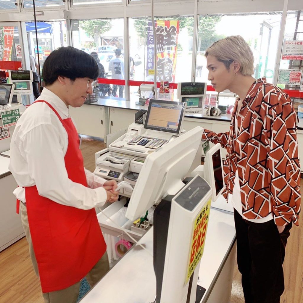 押忍スーパーの店長・三宅、インスタに降臨！早速、雅に絡まれてる #極ヤバ な展開！？

と思いきや
カメラを向けると二人ともプロの笑顔。
このスーパー、見た目が...