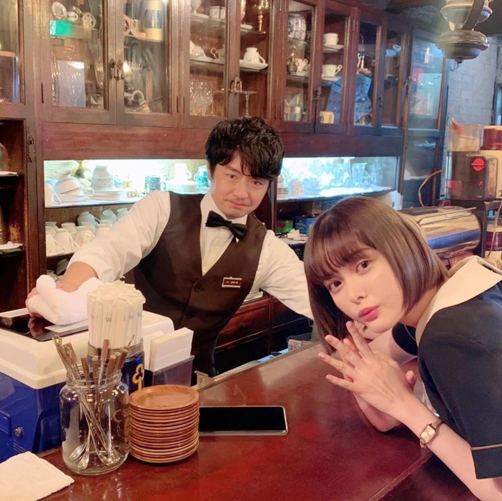 NTV-gokushufu-極主夫道: 押忍純喫茶のマドンナ・ゆかりちゃ〜ん。そして、ただただゆるい癒し系マスター。
実はコーヒー豆にこだわりのあるマスターらしいのですが…
そんなこだわりを一ミリも… 押忍純喫茶のマドンナ・ゆかりちゃ〜ん。そして、ただただゆるい癒し系マスター。
実はコーヒー豆にこだわりのあるマスターらしいのですが…
そんなこだわりを一ミリも...