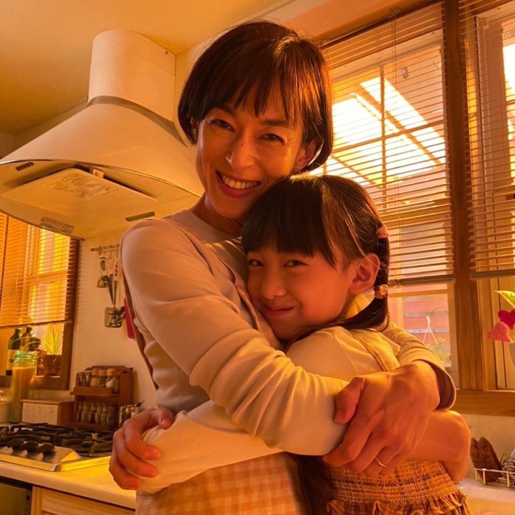 仲直りの方法は昔も今もコレ﻿
﻿
#ママ大好き﻿
#女神と天使かな？﻿
#世界一かわいいぎゅ〜﻿
#お母さんとハグってしたことある？﻿
#三十五歳の少女 ﻿
#...