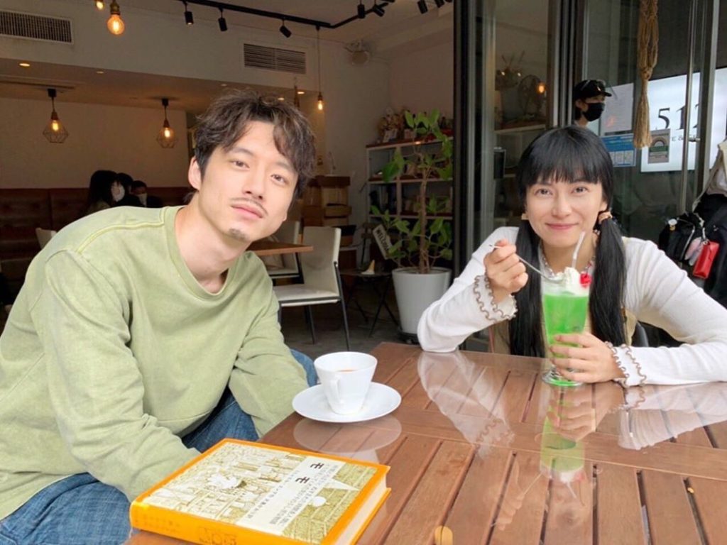 初めてのカフェデート

コーヒーは
まだちょっと苦かった
望美ちゃん

やっぱり
メロンクリームソーダの方が

手紙を書く時に
メロンクリームソーダ...