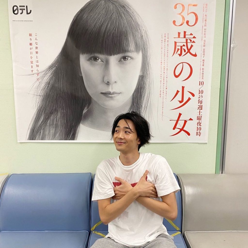 次はどんなロゴTなのかな
予想してみよう

#竜星涼 さん演じる
引きこもりの達也

いつも
個性的なロゴTを愛用

明日の第3話では
どんなロゴTを着ているの...