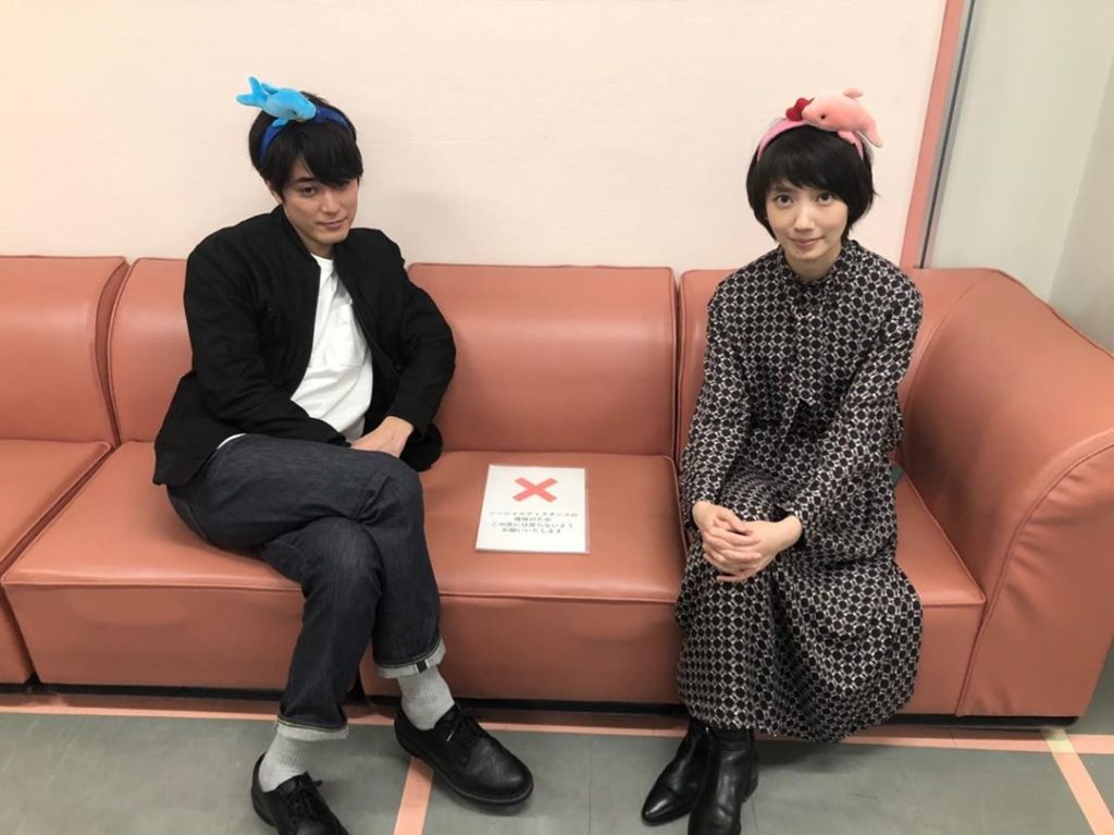 撮影の合間にお揃いのイルカカチューシャをつけたまま待機するお2人を激写…!﻿
しっかりカメラ目線の美々先生（#波瑠）と少し目線を外す五文字さん（#間宮祥太朗）。...