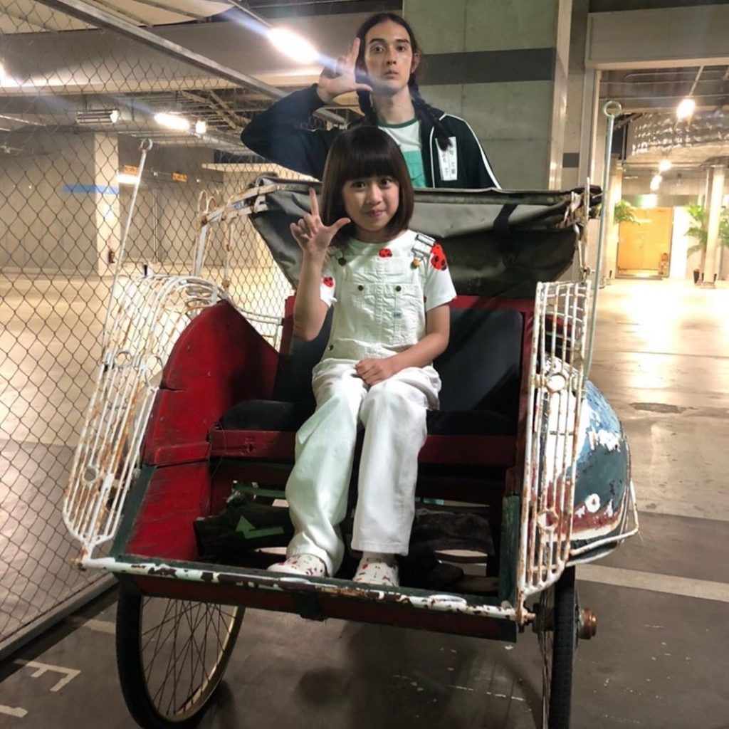 ・
渉さんと杏ちゃんに
オフショット頂きました〜

渉さんの悩みを優しく聞いてあげる
杏ちゃんはええ子や〜

オフでも仲良しな2人
癒されるおじさんと姪っ子

...