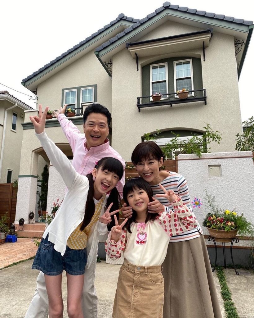はーい新居

25年前の
新居と一緒に
家族みんなで記念写真

本当に幸せいっぱい

#ベストスマイルは誰だ？
#そんなの決められない…
#マナちゃん
#今回は...