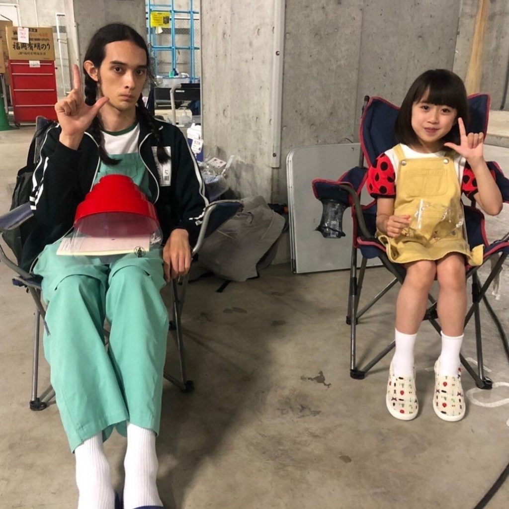 ・
渉おじさんと杏ちゃんの
　仲良しオフショット〜

オフでも仲良く一緒に
Lのポーズ

ドラマでも
渉おじさんのてんとう虫3号【用心棒】に守られてる杏ちゃん。...