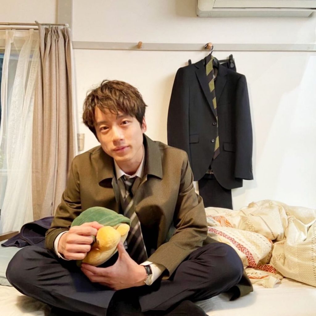 おかえり。明日どうする？うちでのんびりする？﻿
﻿
前回好評だった@結人部屋﻿
今宵は仕事帰りのスーツ姿でお届けします﻿
﻿
#彼氏とお泊まりなうに使...