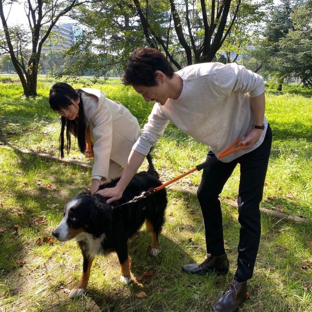 美女×イケメン×わんこ＝最高﻿
﻿
ある日のロケ現場にて。﻿
スタッフの愛犬と戯れるおふたり﻿
﻿
#現場を和ませてくれたわんこ﻿
#わんこと遊ぶおふたりもこれ...