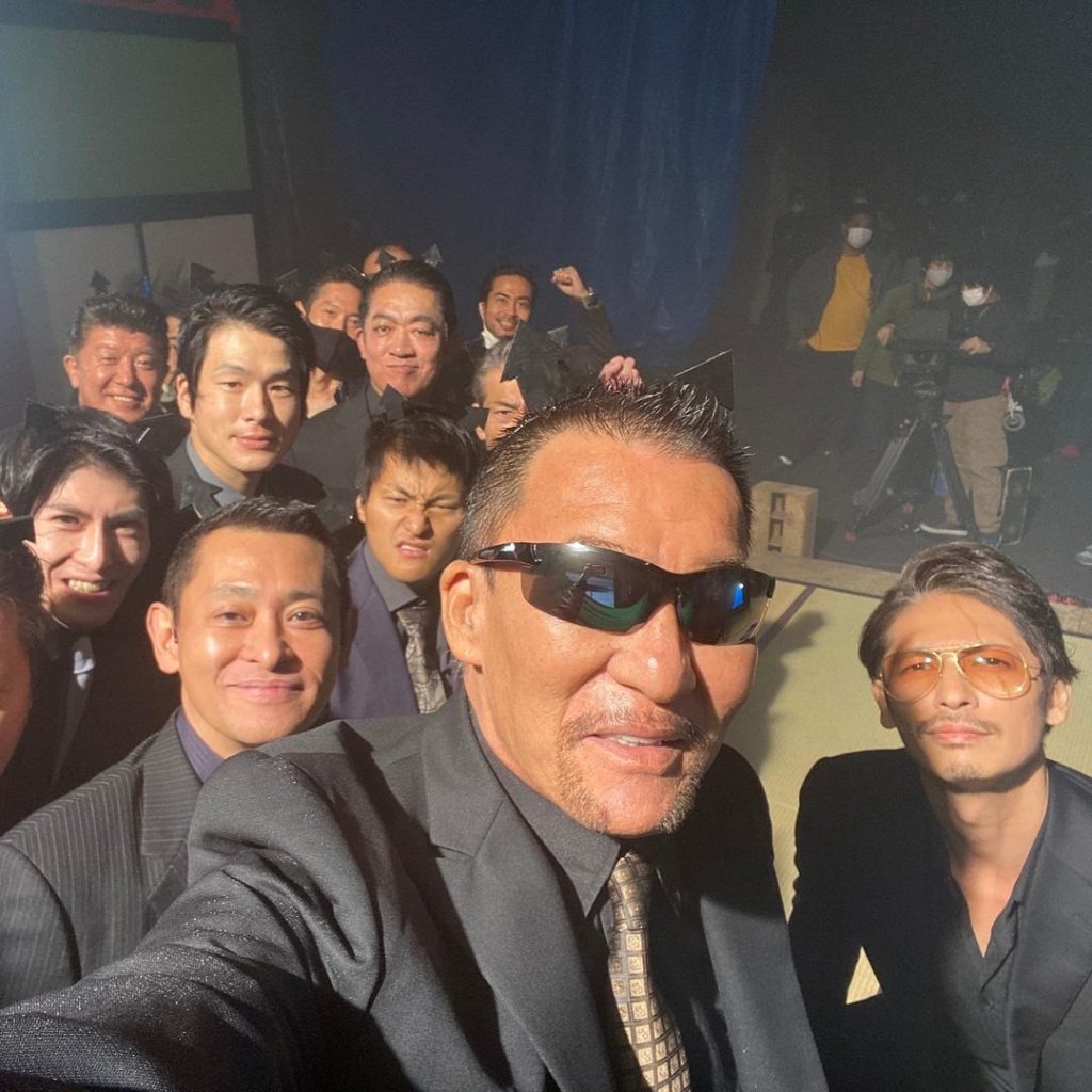 ついに明日、最終回押忍
最終回のゲスト"風邪のウィルス役"#蝶野正洋 さんとその仲間達と龍の自撮りショット
 
#蝶野さんの自撮りがまず新鮮
#龍との2ショット...