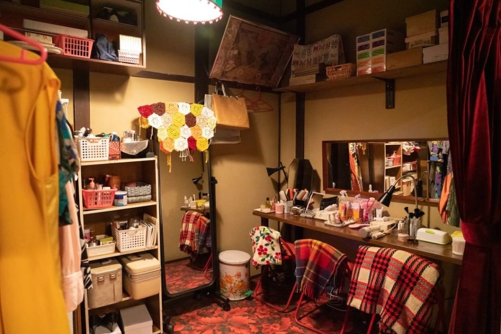おはようございます～

けさは美熟女たちの
変身部屋（？）をご紹介～

実際に足を踏み入れると
タイムスリップした気分に…

棚の奥を覗くと…
多分20年前くら...