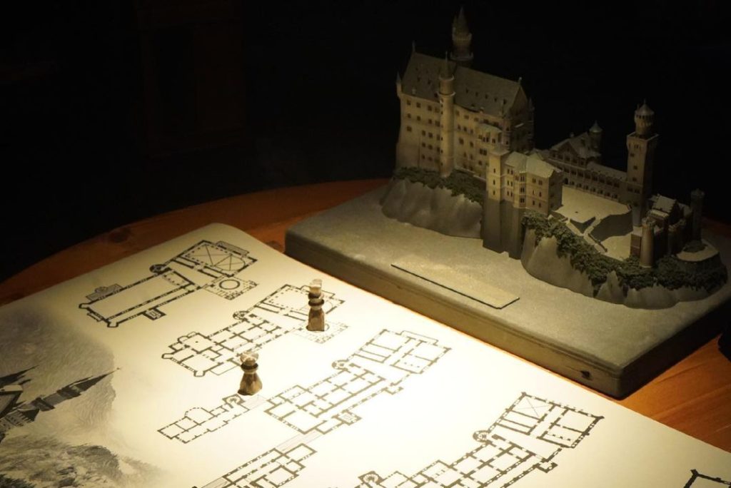 #てんとう虫3号の潜入リポート

みなさん…これはどう見ても怪しい極秘写真を入手しました(　ﾟдﾟ)

お城の模型...地図...
何かの作戦会議中でしょうか
...