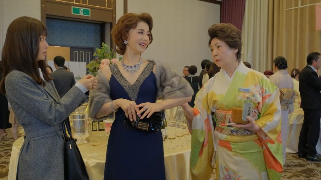 #最高のオバハン中島ハルコ 放送まであと2週間

とにかくハルコさん（#大地真央）の衣装が毎話魅力的なんです！　
写真のドレス＆ジュエリーなんて２億5000万円...