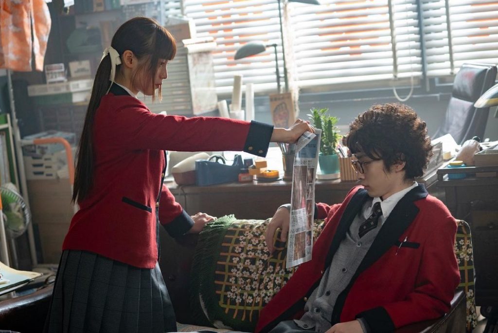 #賭ケグルイ トリビア①

生徒会が夢子のせいで危機にあるという内容を記事にした報道倶楽部の新渡戸に対し、怒り訂正を求める五十嵐。実はこの学校新聞、「百花王トリ...