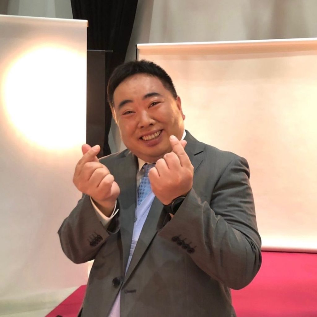 ポスター撮影の合間に〜
#玉垣松夫 役
#塚地武雅 さん
サイバー犯罪対策室の刑事

かわいいポーズお願いしたところ、ツッコミながら指ハートしてくれました

#...