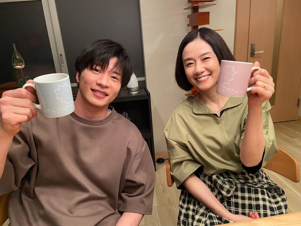 コーヒータイムの菜奈ちゃんと翔太くん

#原田知世
#田中圭
#懐かしのペアマグ♡
#こっちの世界線でも
#3万のコーヒーメーカーで
#翔太くんがゴネたかもしれ...