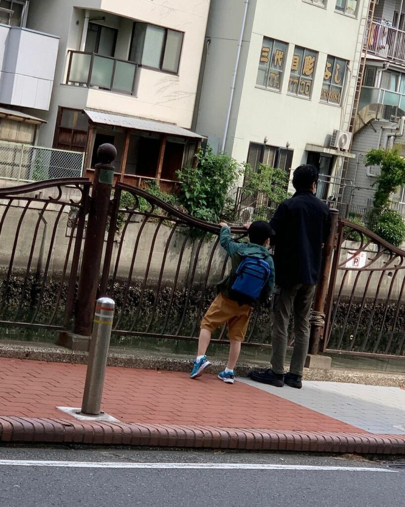 .
＼樋口と大樹、親子ショット／

唐沢さんの現場マネージャーさん
からの情報提供です

こちらの写真は
クランクインの日に
撮った樋口親子

2人で川を眺めな...