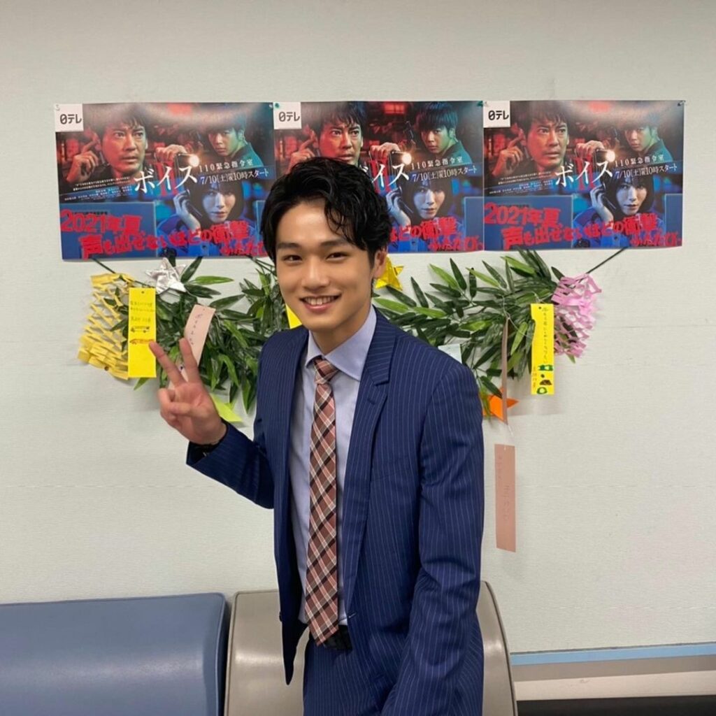 .
＼#ボイス2七夕祭り／

捜査一課の彦星
片桐優斗役の #中川大輔 さんを
七夕飾りの前でパシャリ

キュートな彦星
クールな彦星

撮影の合間だったのです...