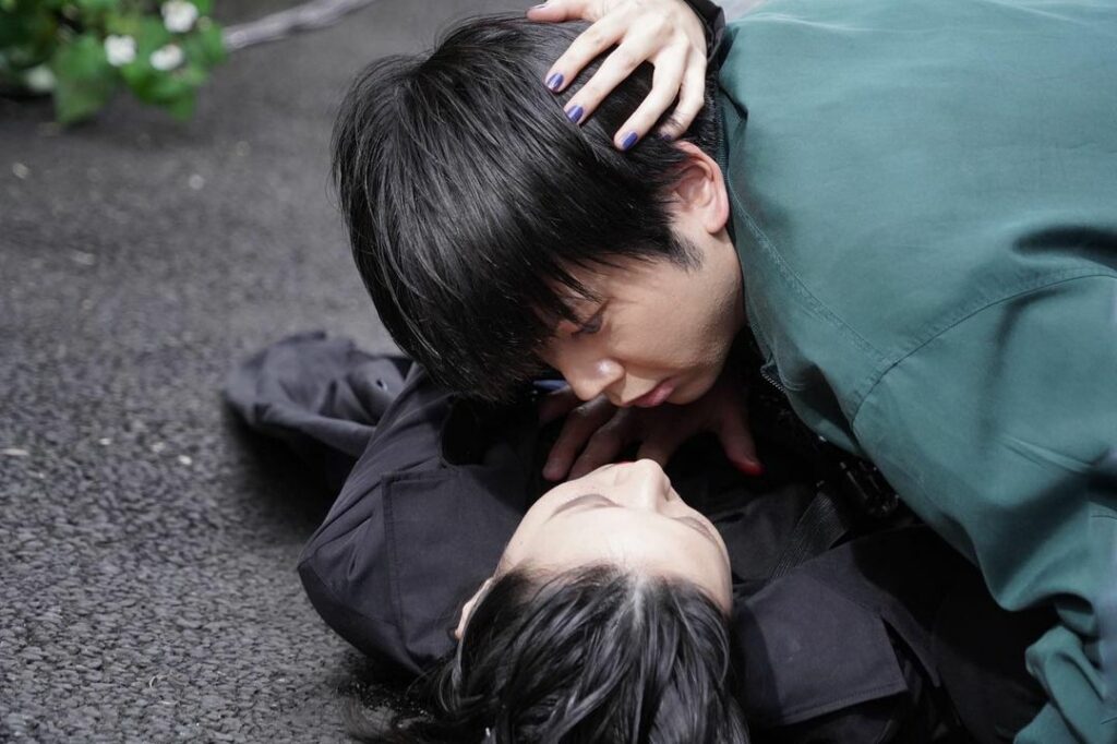 .
／
#透ちゃん に危機
共犯者の女との間に一体何が…
＼

#白塗り野郎 の共犯者・純名(#片山友希)に片手で頭を抱えられている透(#増田貴久)…
このシー...