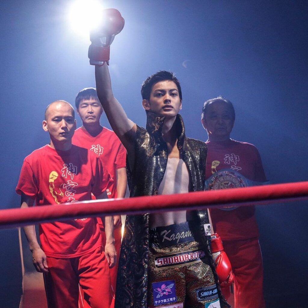 リングで王者の風格
#神尾楓珠 さん

「大卒のプリンス」ともてはやされる清く正しい経歴と言動、そして現チャンピオンという実力を併せ持つ #加賀見光一郎 役です...