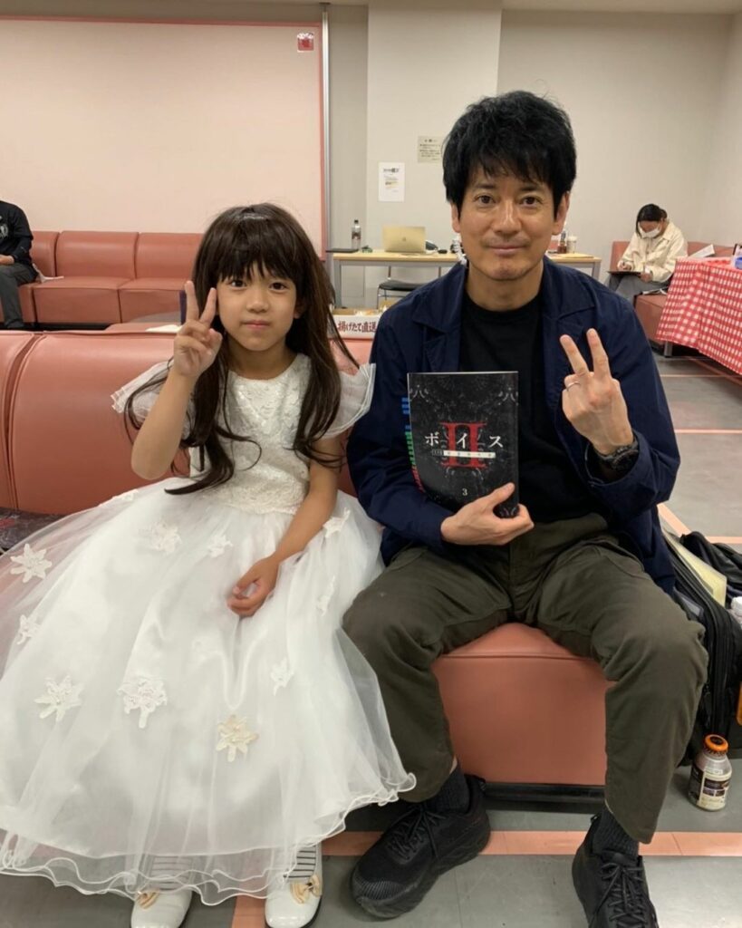 .
＼3話のオフショット／

#唐沢寿明 さんの
現場マネージャーさんからの
オフショット&情報提供です

3話で、犯人の塚田に連れ去られ
ドレスとカツラを着さ...