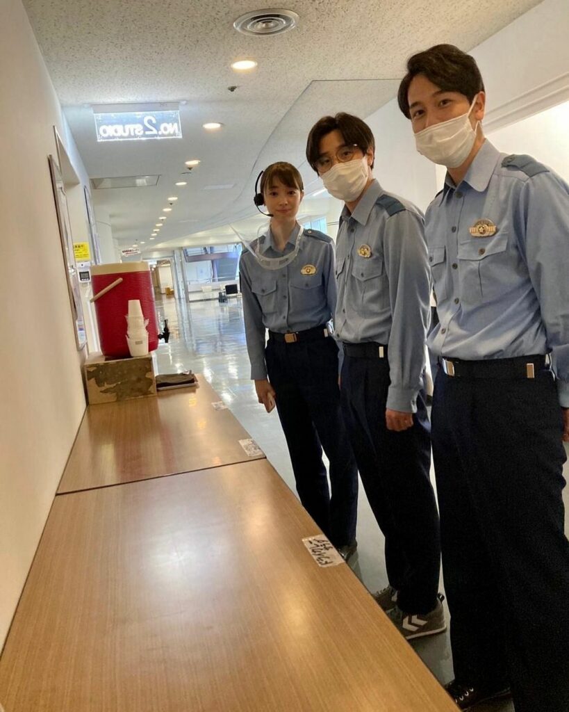 .
＼お昼のお弁当のメニューは／

スタジオ収録の日、机にお昼のメニューが
貼られているのを発見したECUの皆さん
「何にしようかな〜」と悩んでいるところをパシ...