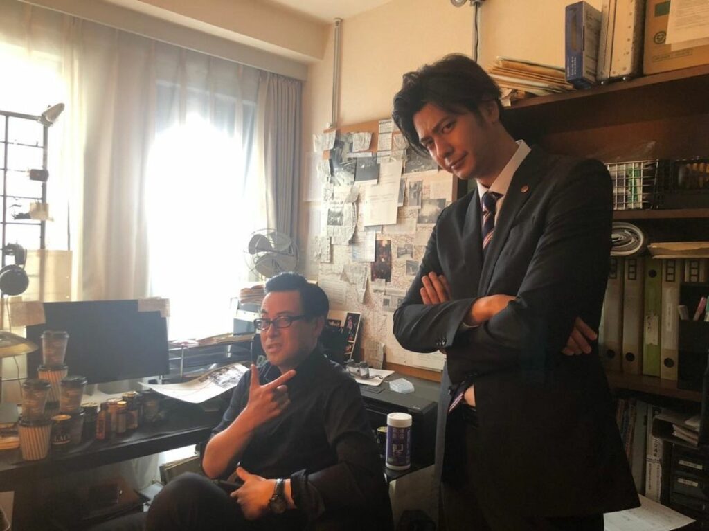 モツナベー！

前回、事件が大きく動いた
お部屋での2ショット

モツさん、ナベさん、
毎度ご苦労さまですっ

#モツナベ
#周りをよく見ると
#切り抜いた記事...