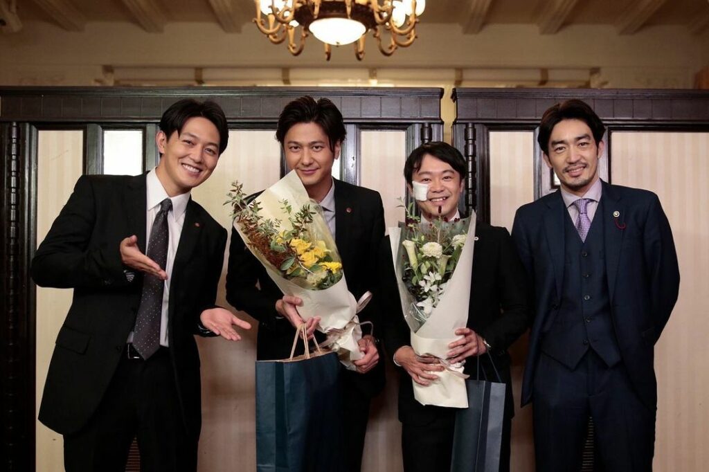 #緊急取調室
最終回まで #あと3時間

#速水もこみち さん
#尾上寛之 さん
クランクアップ

#ヤマナベ と
議員の宮越&秘書…
さては、ヤマナベ捜査中
...