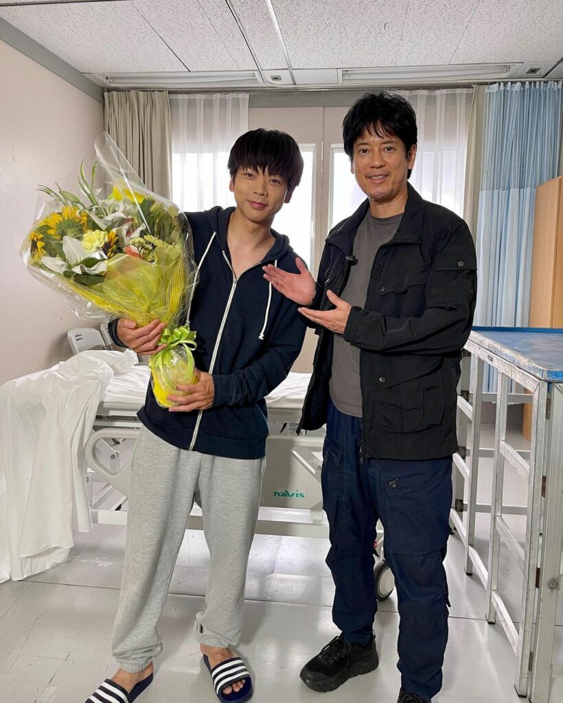 .
／
#透ちゃん
クランクアップ
＼

兄貴と一緒のシーンで撮了を迎えた増田さんは、唐沢さんと笑顔でエアーグータッチをセレモニー後、増田さんに「お疲れ！」と声...